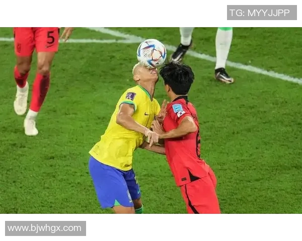 足球明星化身老头踢球挑战自我引发球迷热议与欢笑